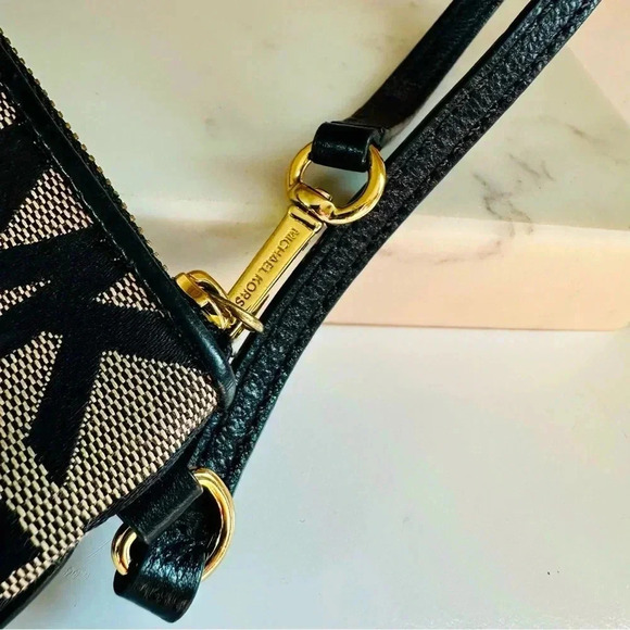 Micheal Kors Signature Logo Jacquard Wristlet - Picture 3 of 4